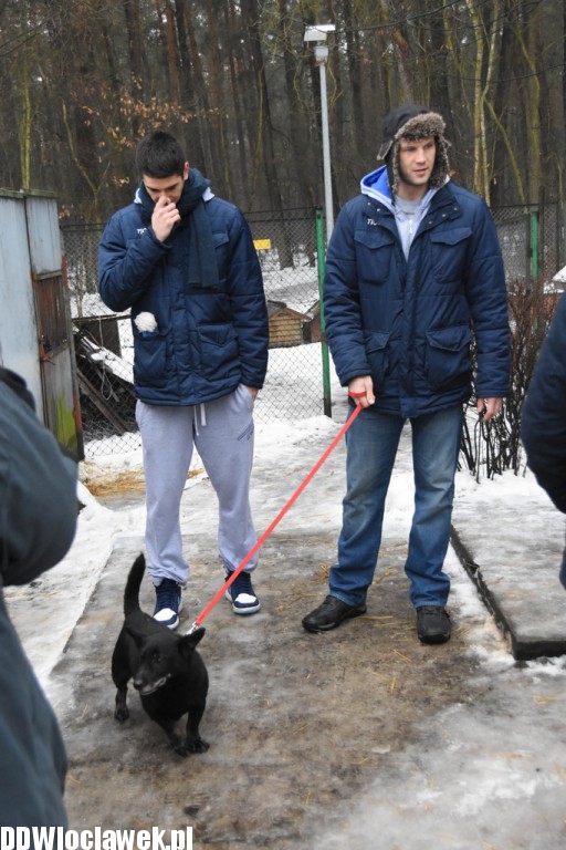 Koszykarze Anwilu w schronisku