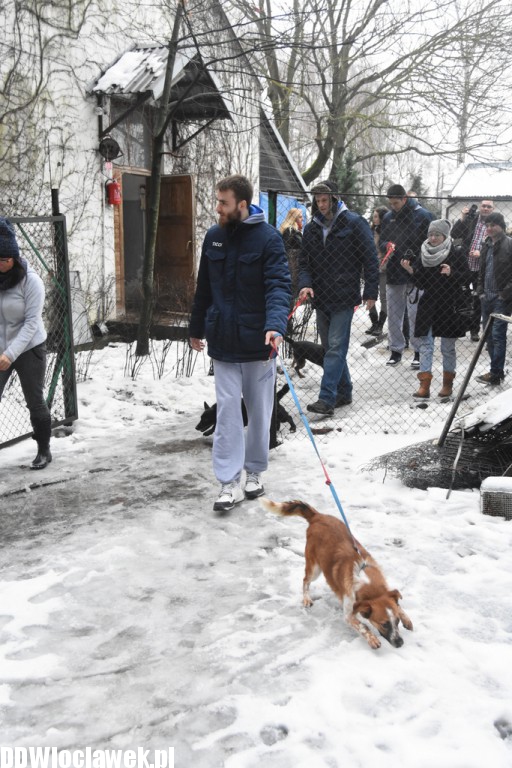 Koszykarze Anwilu w schronisku