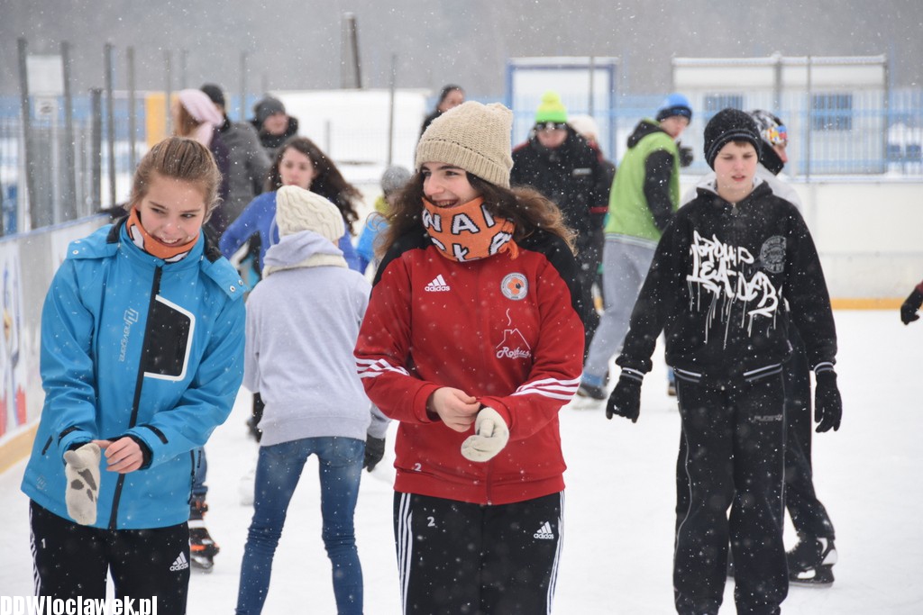 Ferie zimowe na dużym lodowisku