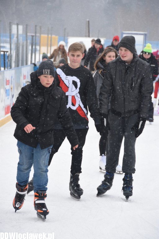 Ferie zimowe na dużym lodowisku