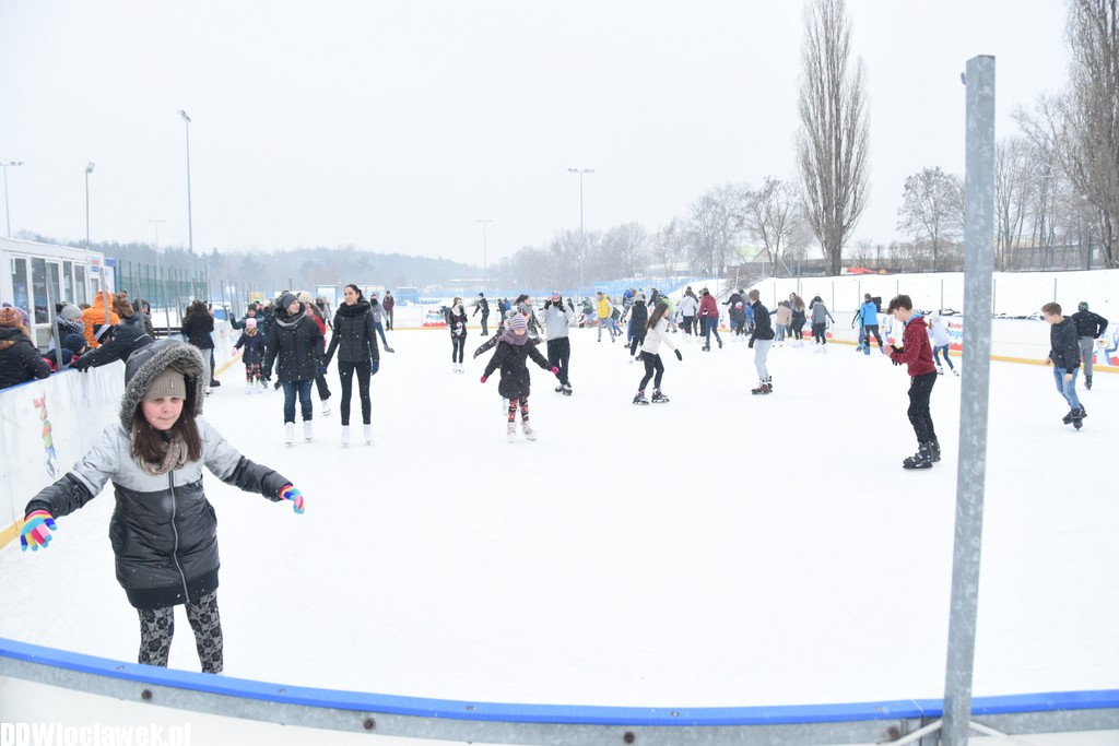Ferie zimowe na dużym lodowisku