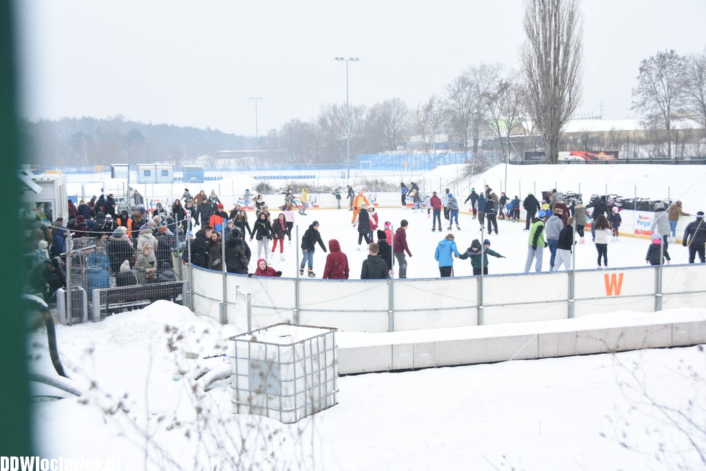 Ferie zimowe na dużym lodowisku