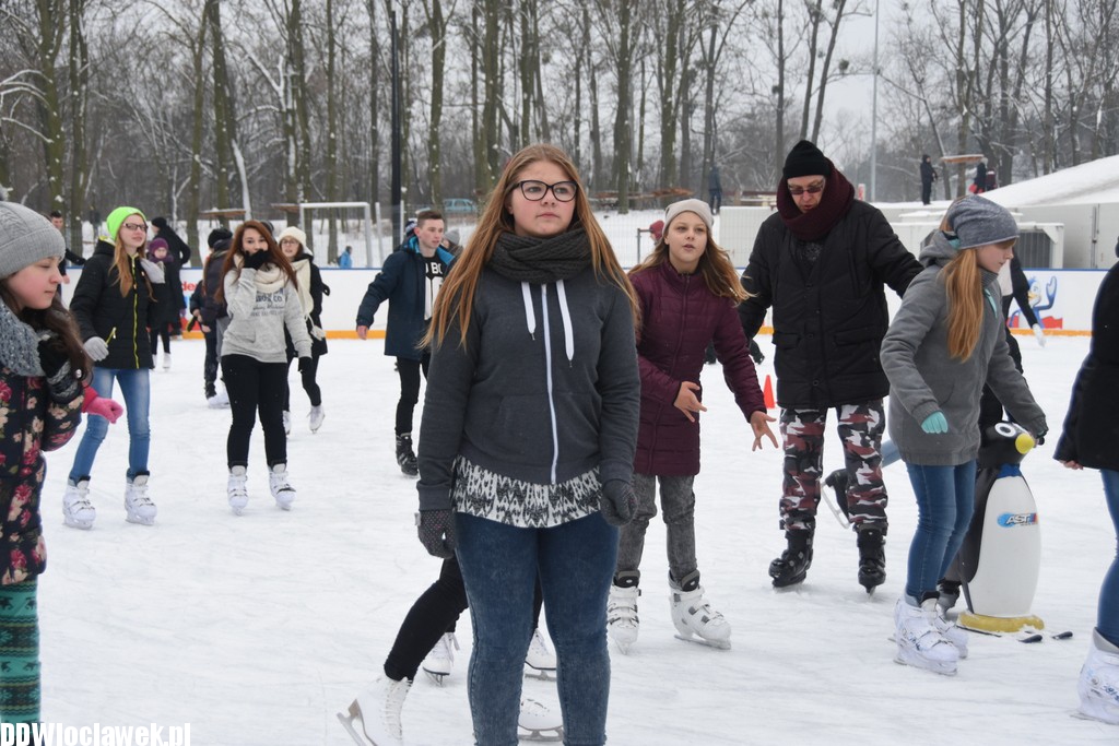 Ferie zimowe na małym lodowisku