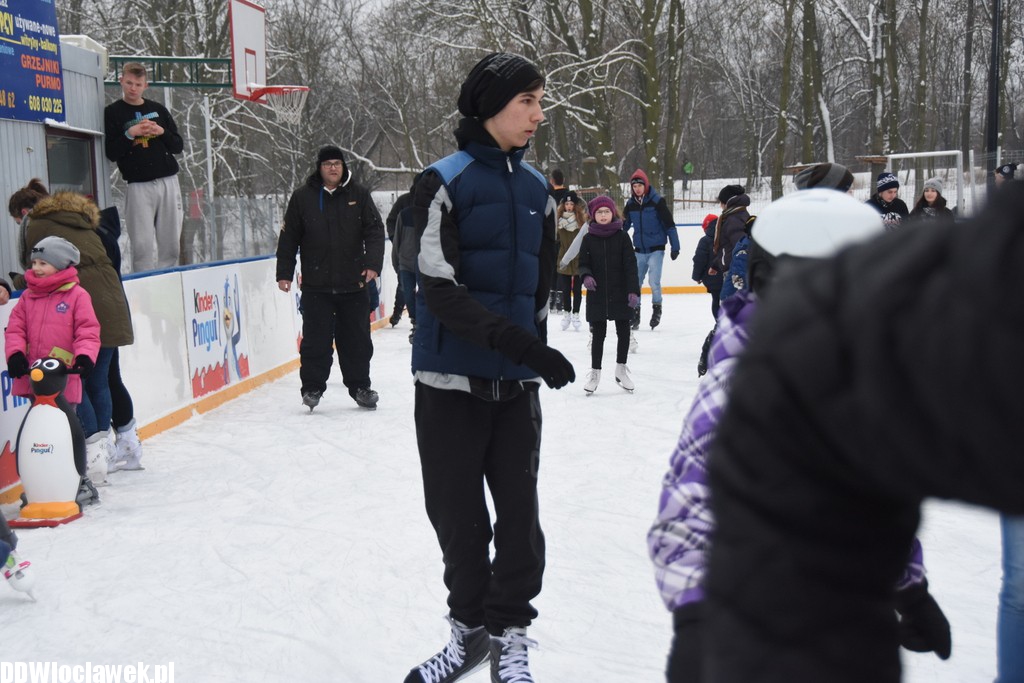 Ferie zimowe na małym lodowisku