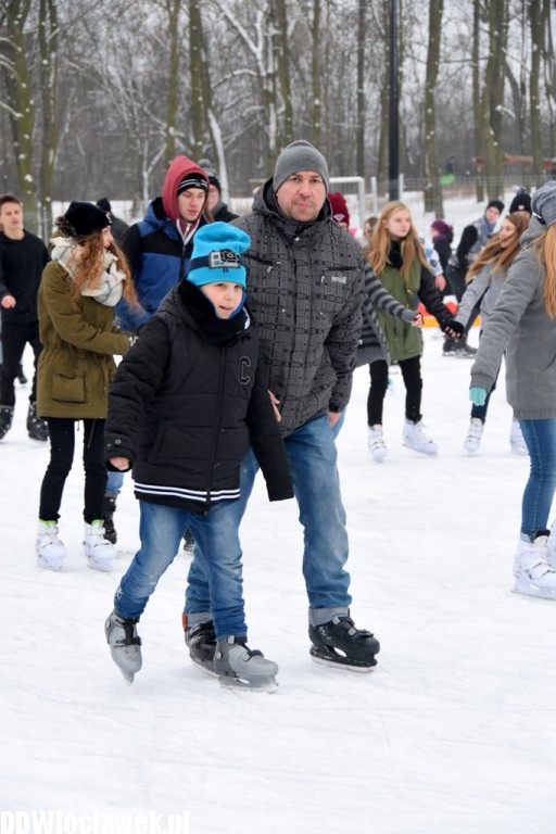 Ferie zimowe na małym lodowisku