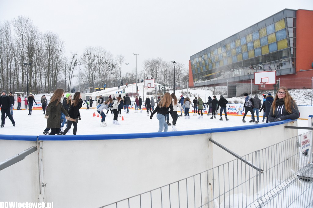 Ferie zimowe na małym lodowisku