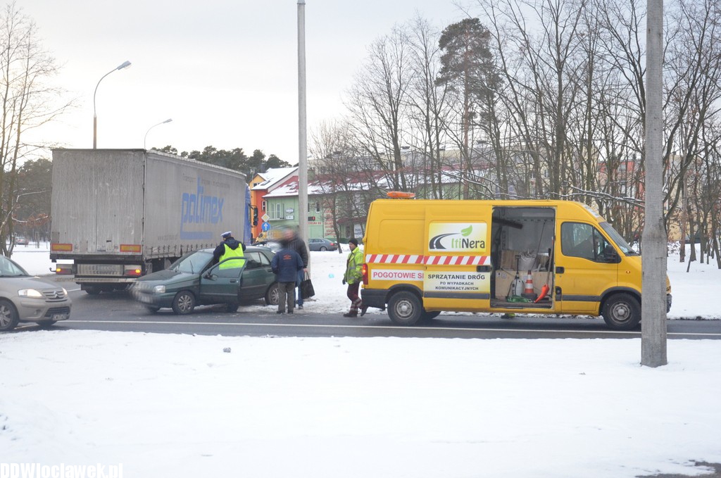 Osobówka zderzyła się z tirem