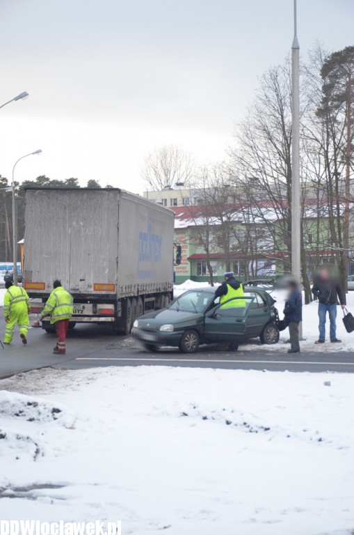 Osobówka zderzyła się z tirem