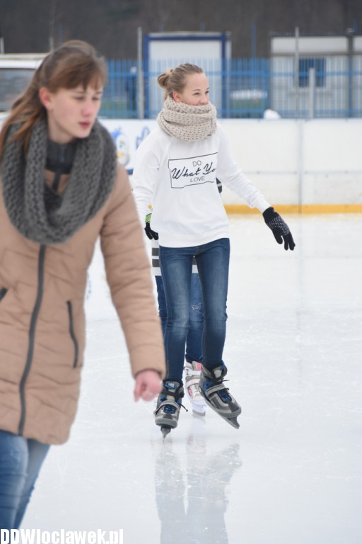 Ferie zimowe na dużym lodowisku