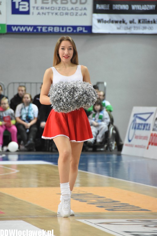 Cheerleaderki na meczu z Dąbrową