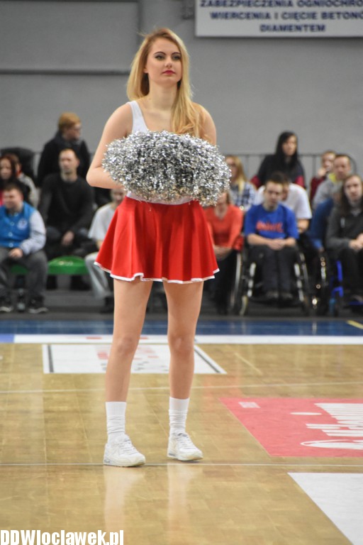 Cheerleaderki na meczu z Dąbrową