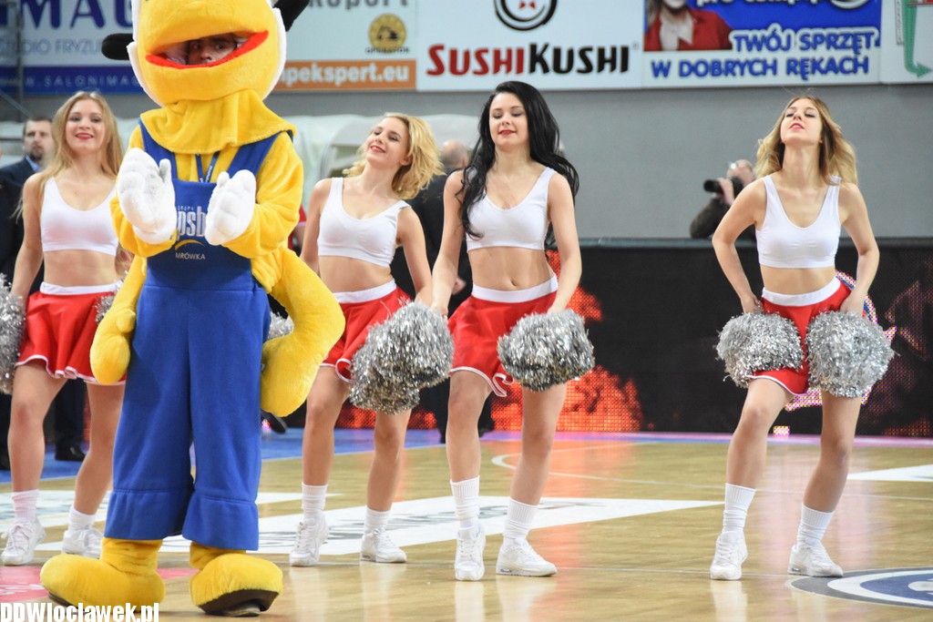 Cheerleaderki na meczu z Dąbrową