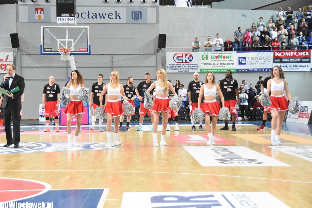 Cheerleaderki na meczu z Dąbrową