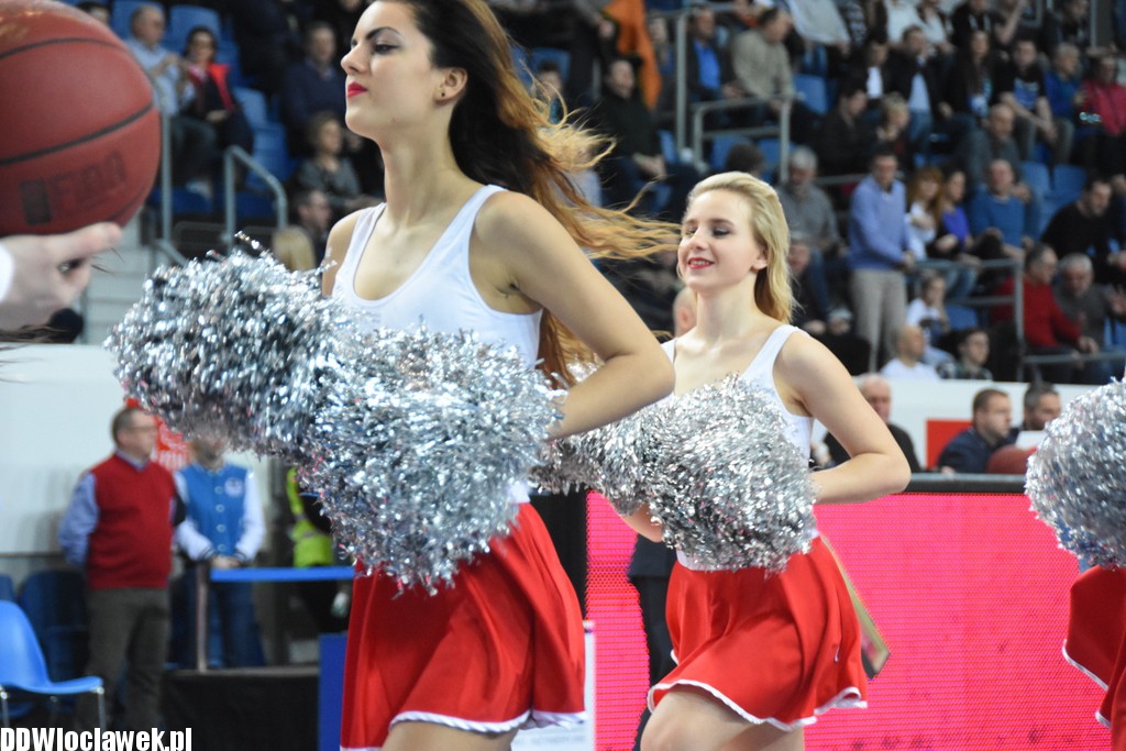 Cheerleaderki na meczu z Dąbrową