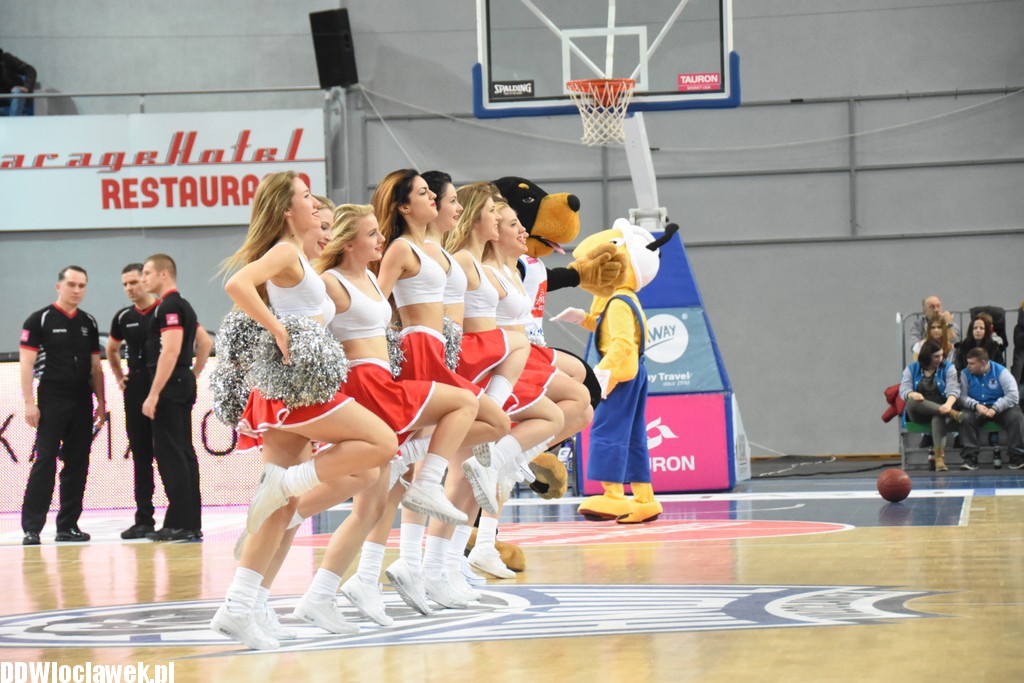 Cheerleaderki na meczu z Dąbrową