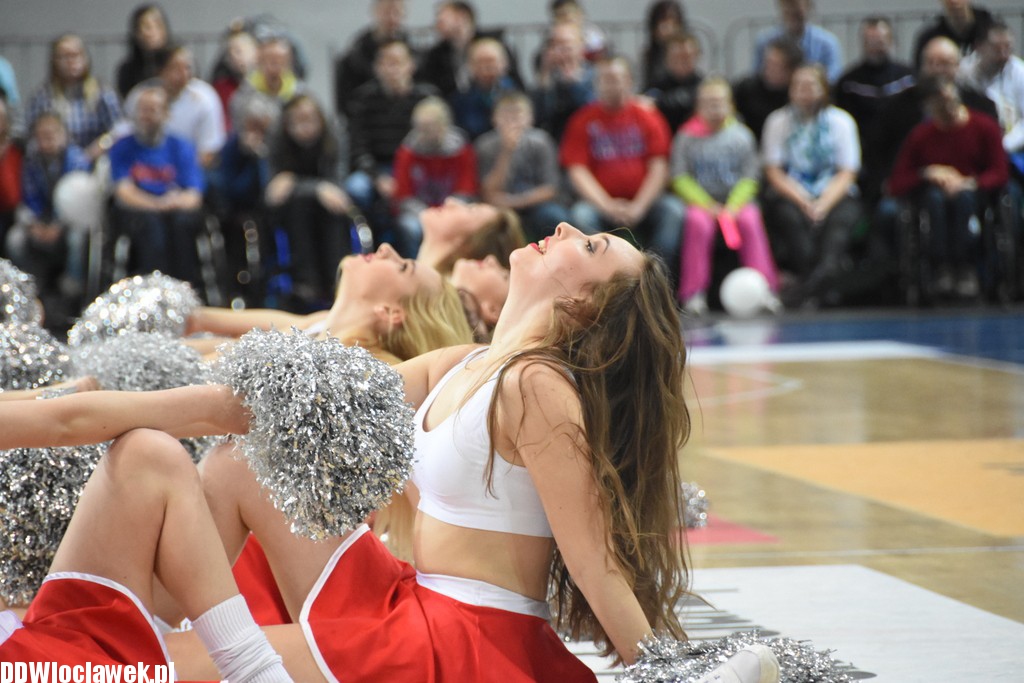 Cheerleaderki na meczu z Dąbrową