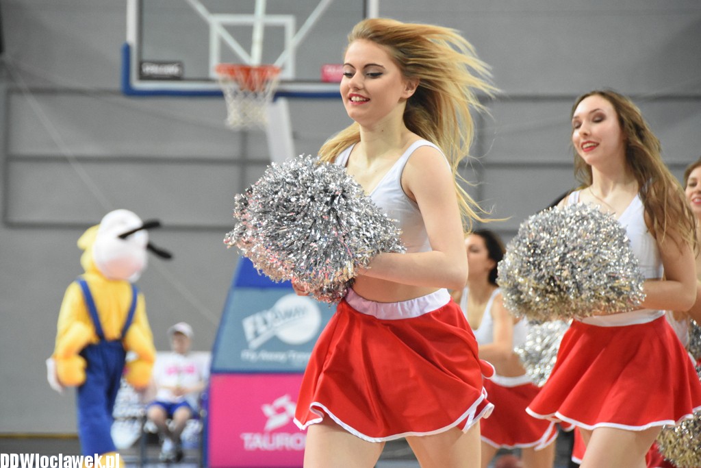 Cheerleaderki na meczu z Dąbrową