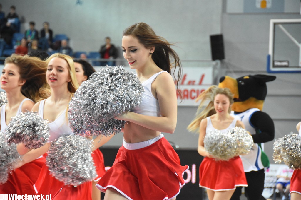 Cheerleaderki na meczu z Dąbrową