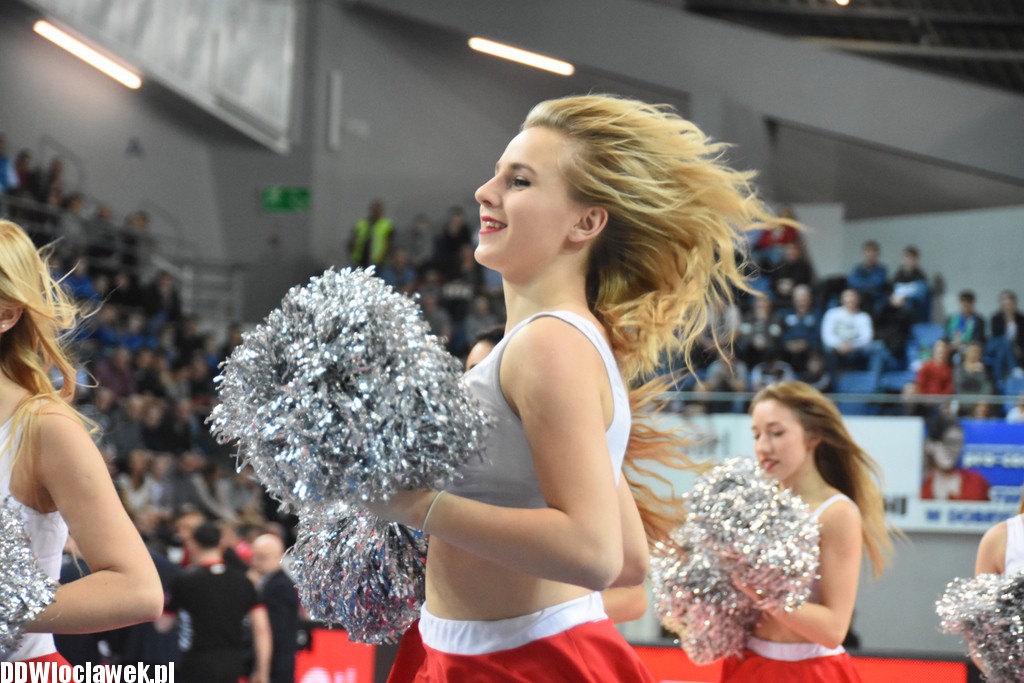 Cheerleaderki na meczu z Dąbrową