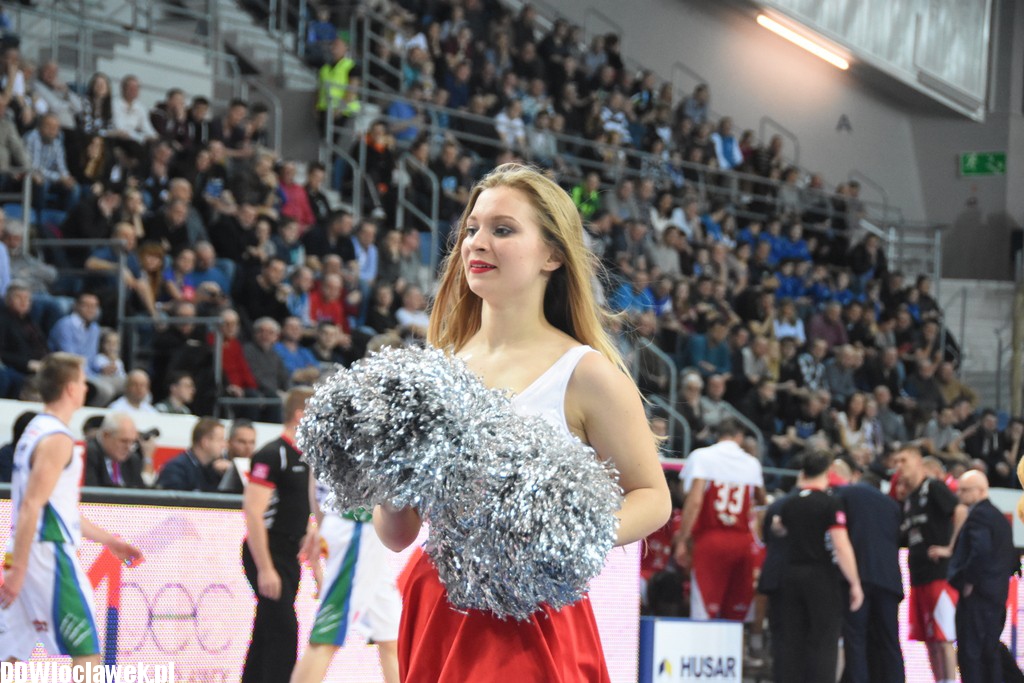 Cheerleaderki na meczu z Dąbrową