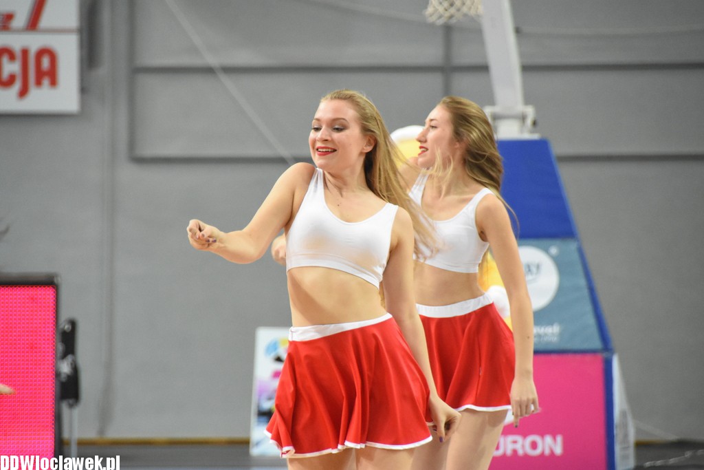 Cheerleaderki na meczu z Dąbrową