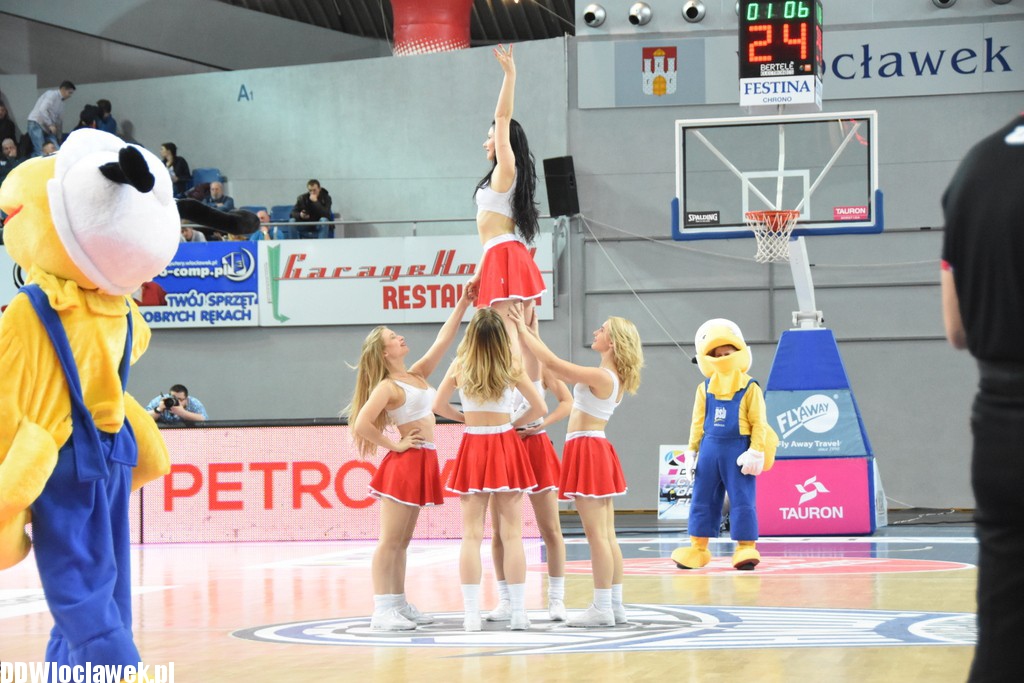Cheerleaderki na meczu z Dąbrową