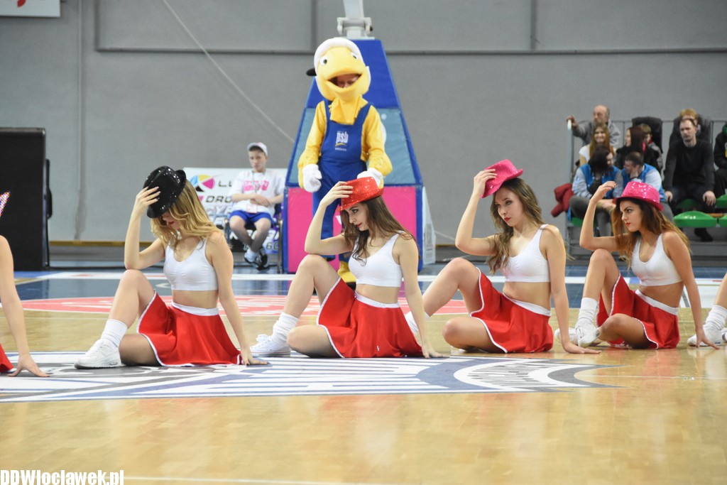 Cheerleaderki na meczu z Dąbrową