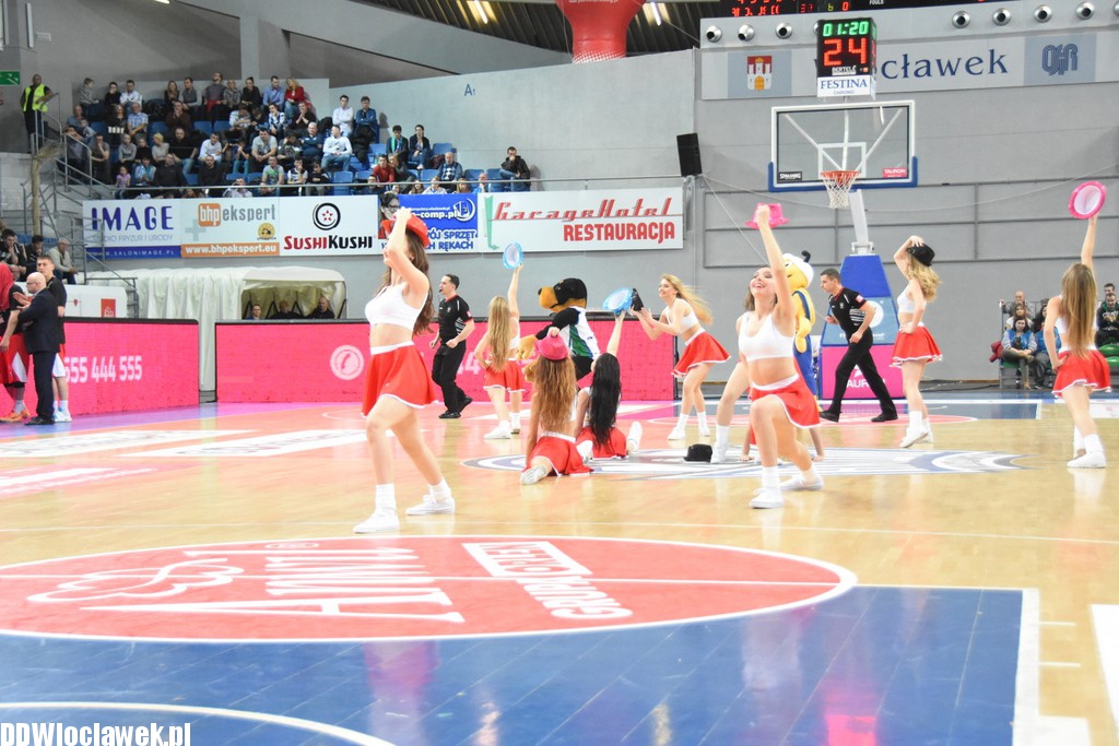 Cheerleaderki na meczu z Dąbrową