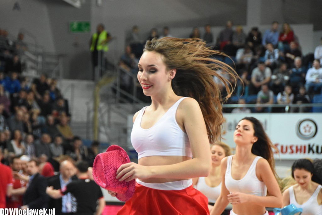 Cheerleaderki na meczu z Dąbrową