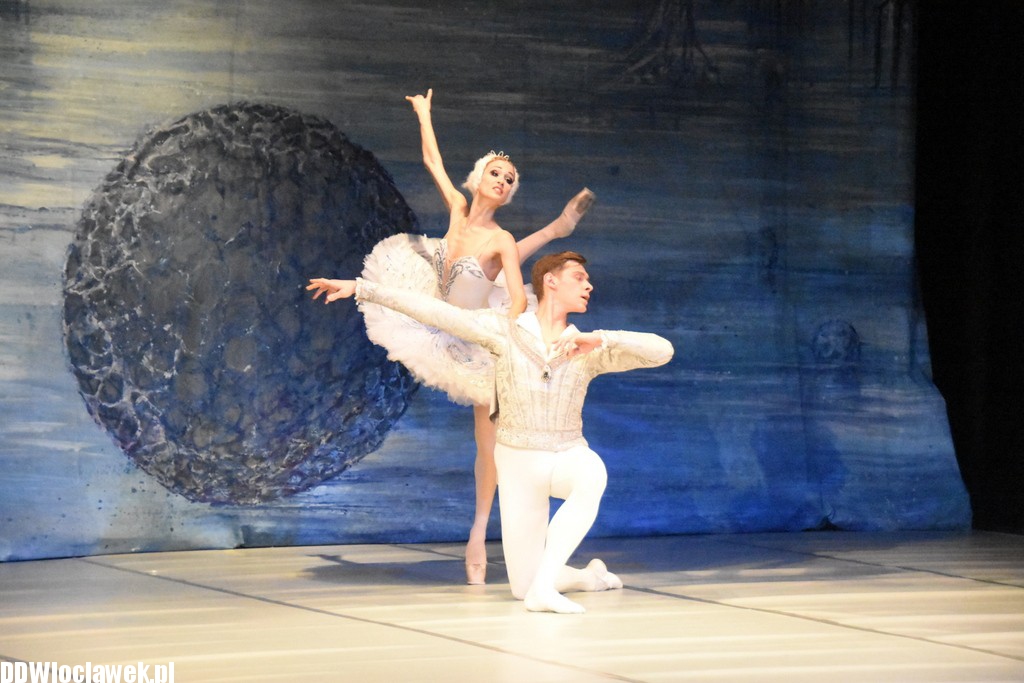 Jezioro Łabędzie w teatrze