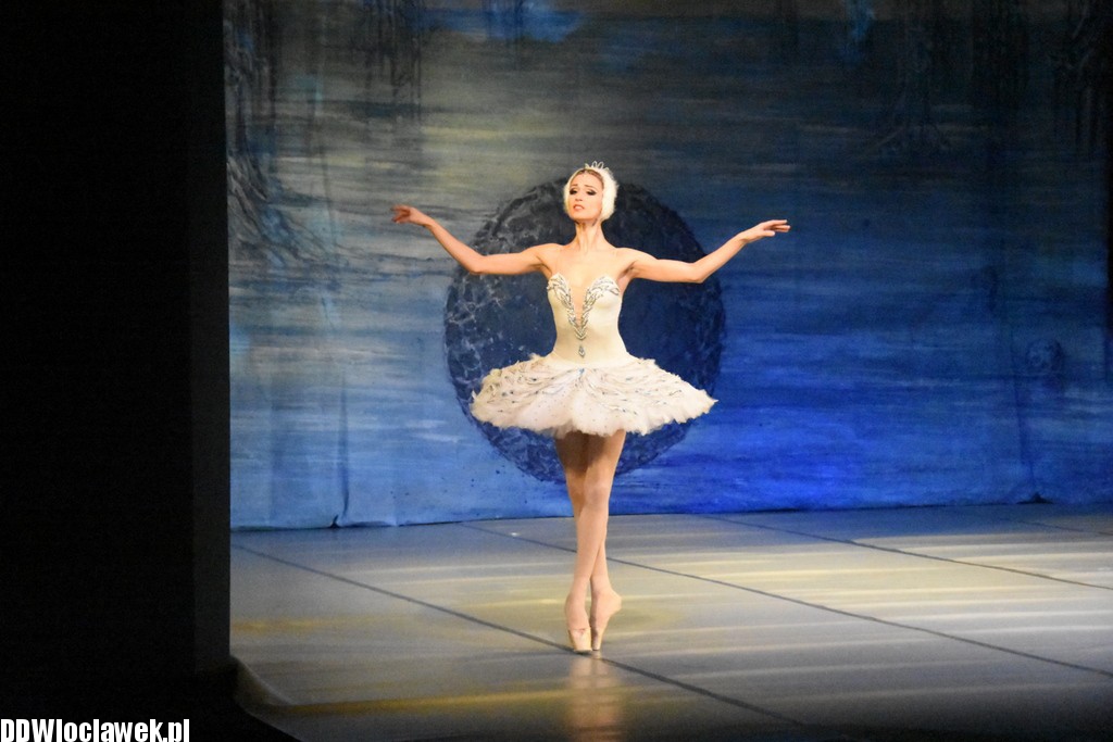 Jezioro Łabędzie w teatrze