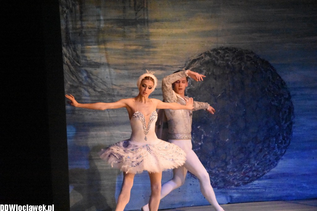 Jezioro Łabędzie w teatrze