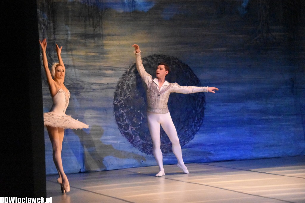 Jezioro Łabędzie w teatrze