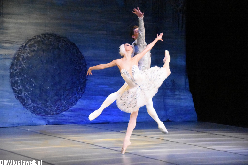 Jezioro Łabędzie w teatrze
