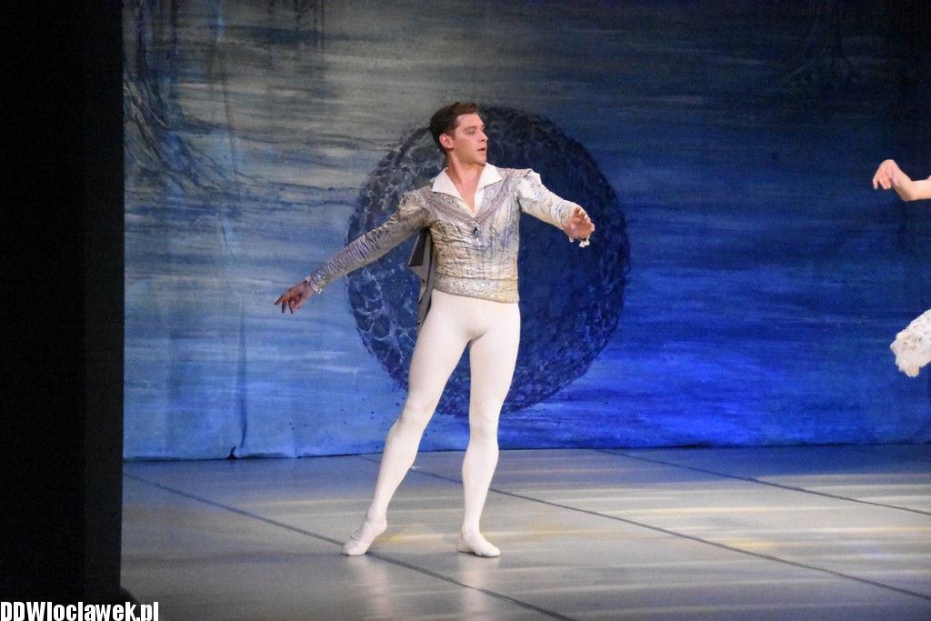 Jezioro Łabędzie w teatrze