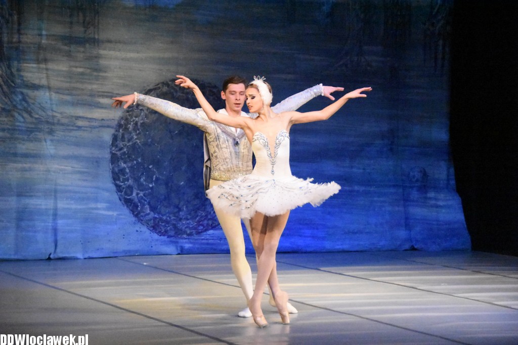 Jezioro Łabędzie w teatrze
