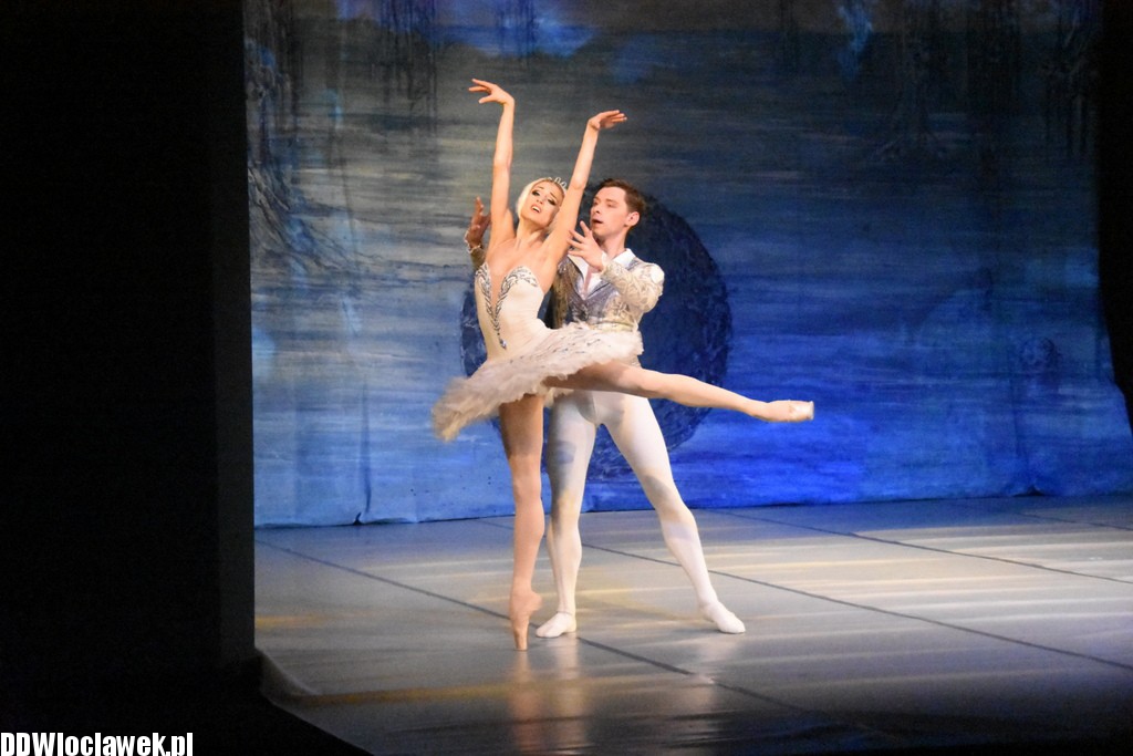 Jezioro Łabędzie w teatrze