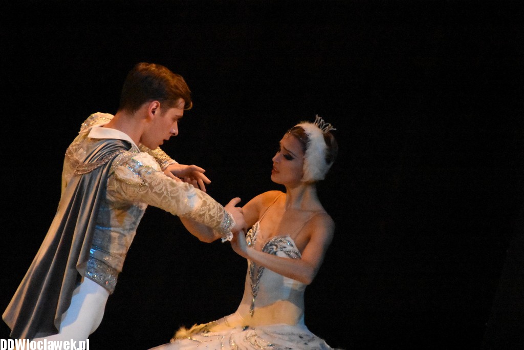 Jezioro Łabędzie w teatrze