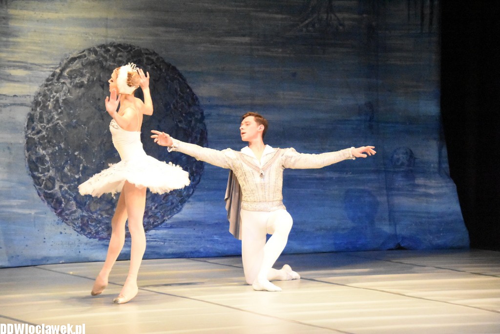 Jezioro Łabędzie w teatrze