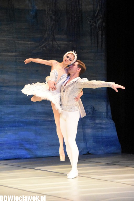 Jezioro Łabędzie w teatrze