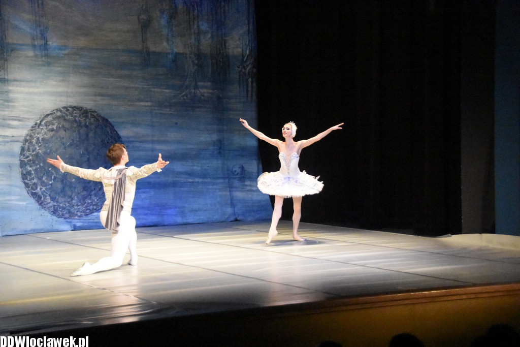 Jezioro Łabędzie w teatrze