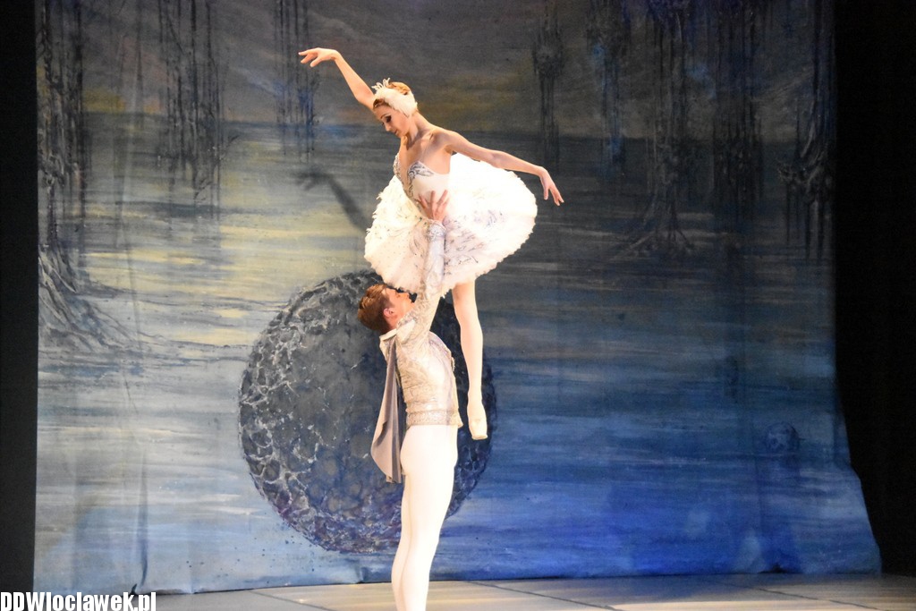 Jezioro Łabędzie w teatrze
