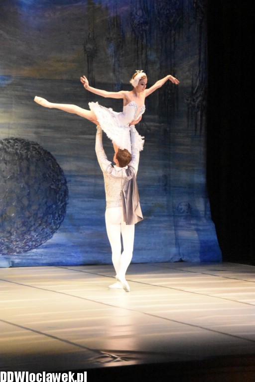 Jezioro Łabędzie w teatrze