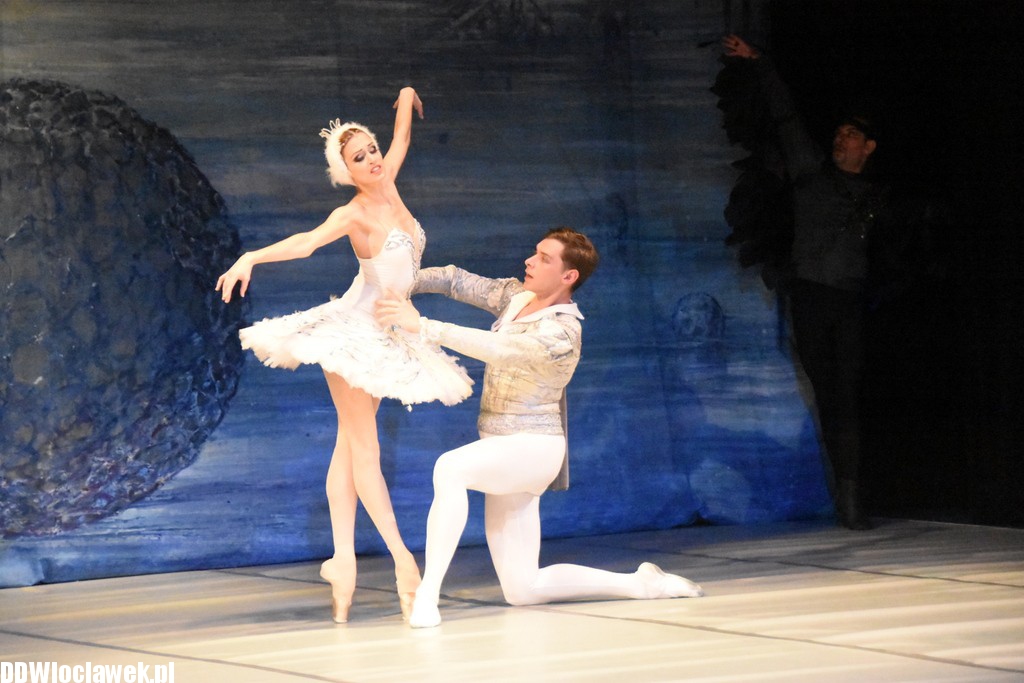 Jezioro Łabędzie w teatrze