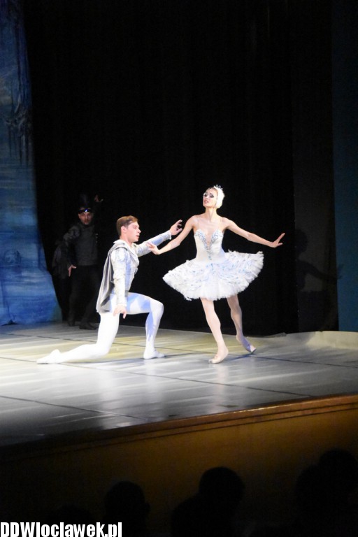 Jezioro Łabędzie w teatrze