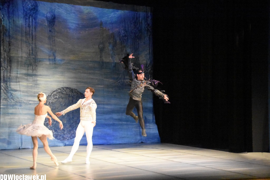 Jezioro Łabędzie w teatrze
