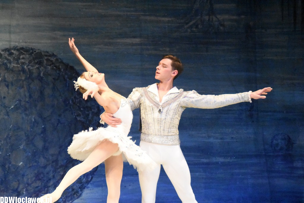 Jezioro Łabędzie w teatrze