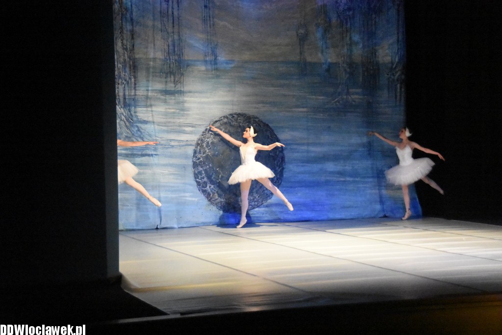 Jezioro Łabędzie w teatrze