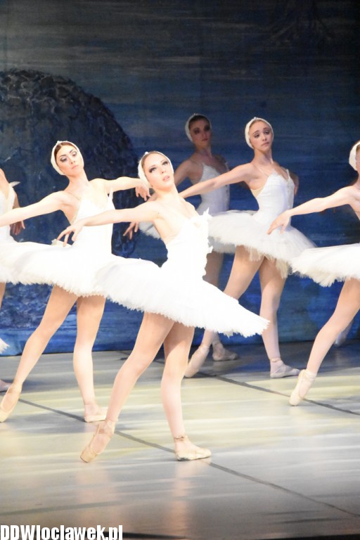 Jezioro Łabędzie w teatrze