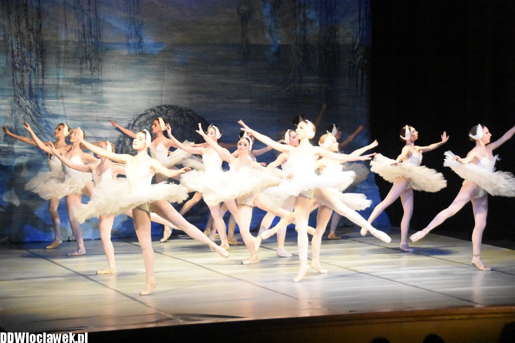 Jezioro Łabędzie w teatrze